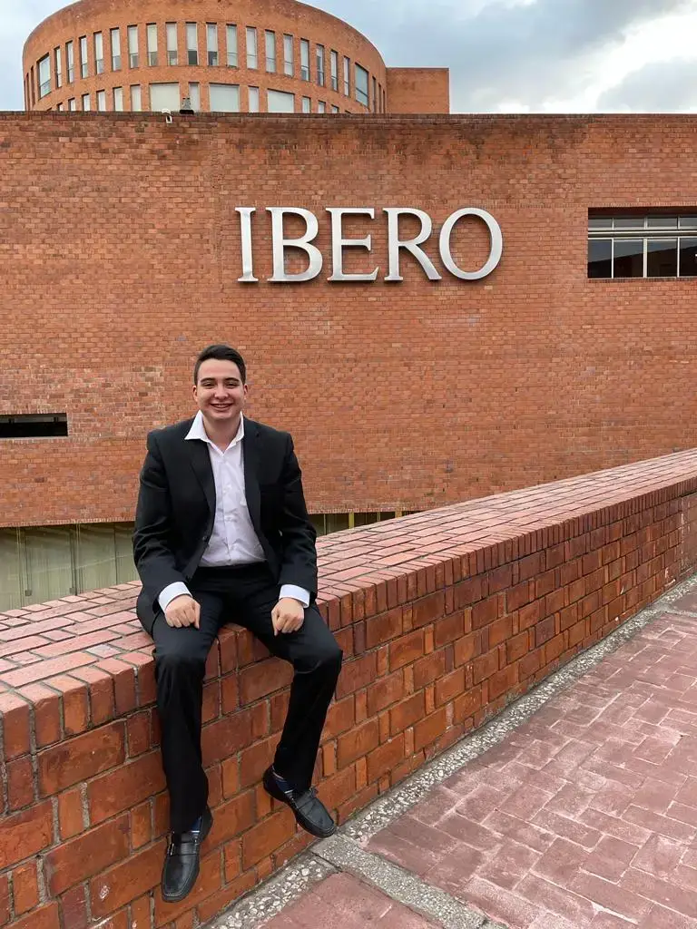 Foto de Armando Saint-Martin, Gerente General en Editorial Barker Books, posando en la Universidad Iberoamericana Campus Ciudad de México después de recibir su título profesional en Literatura