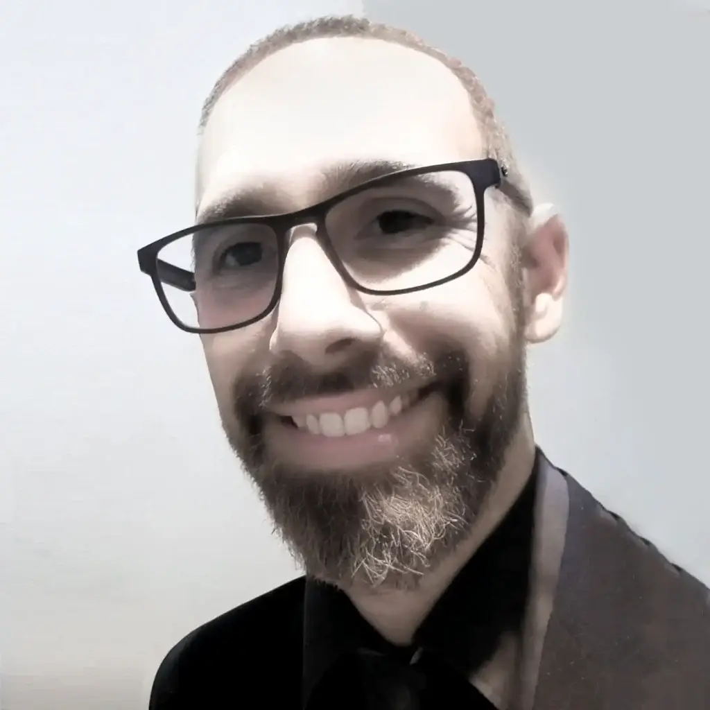 Foto de Gustavo, Coordinador de Diseño Gráfico en Editorial Barker Books